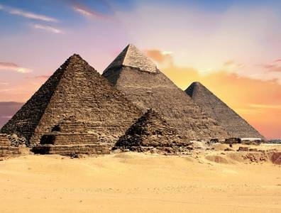 Quelle: Biblische Reisen Pyramiden in der Wüste mit untergehender Sonne im Hintergrund