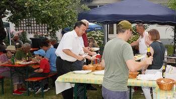 Rechts im Vordergrung Büffe mit Grill links die Tischreihen mit den Gemeindegliedern und Gästen