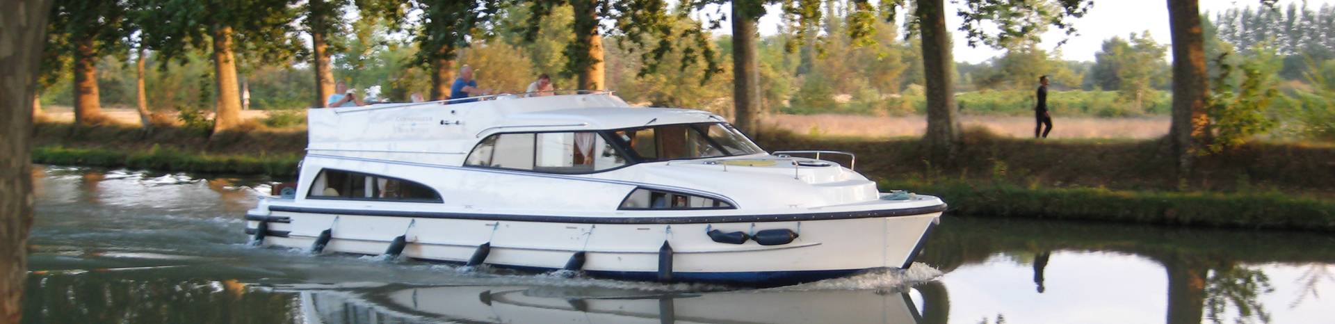Hausboot auf Kanal in Frankreich