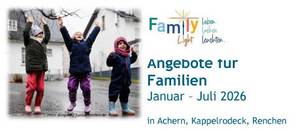 Drei Kinder in Regenkleidung freuen sich und hüpfen auf der Straße