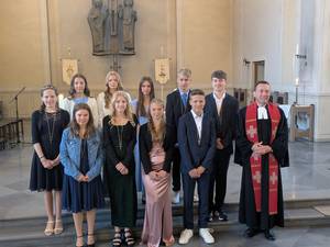 Bild derRenchener Konfirmandinnen und Konfirmanden mit Pfr- Andreas Moll in der Kat. Kirche in Renchen