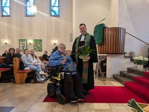 Pfarrer Moll verabschiedet Annette Wohlfeil aus dem KGR