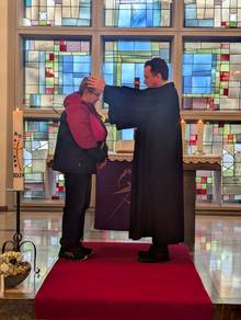 Pfr. Moll segnet Elvira Dupps bei der Verabschiedung aus dem KGR