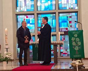 Pfr. Moll verabschiedet Dieter Dupps. Die beiden stehen vor dem Altar