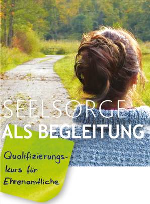 Quelle: ZfS Ruth Kasper Frau auf Feldweg unterwegs Schrift in weiß darüber Qualifizierung Ehrenamtlicher